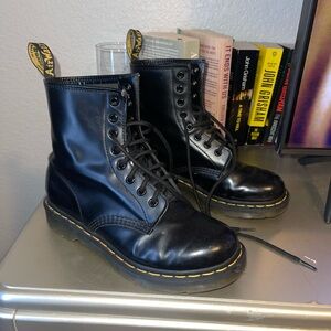 Dr.Marten Women’s Smooth Leather Lace Up boots- black size 7